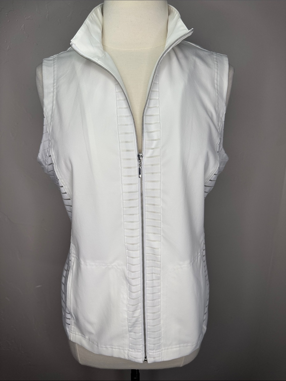 Chico's White Zip-Up Sleeveless Vest With Mesh Stripe Side Panels & Pockets